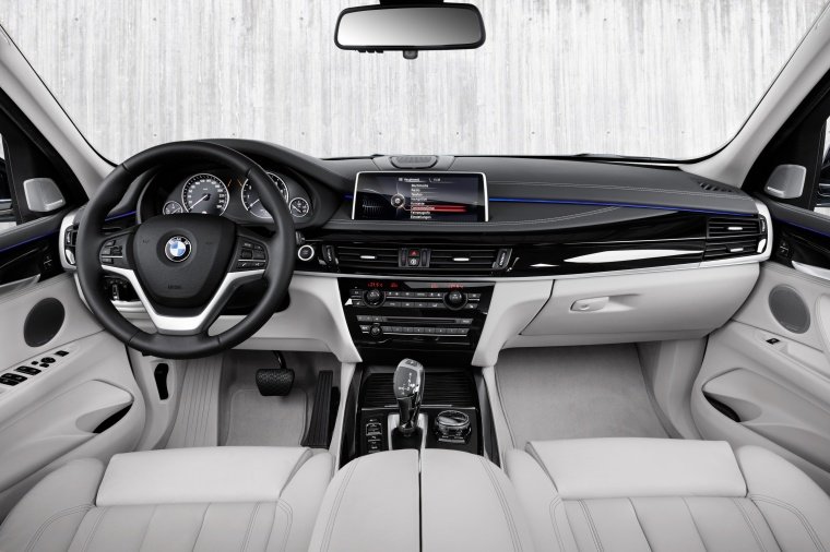 2017 BMW X5 xDrive40e Cockpit Picture