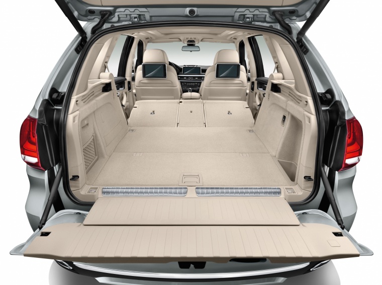 2017 BMW X5 xDrive40e Trunk Picture