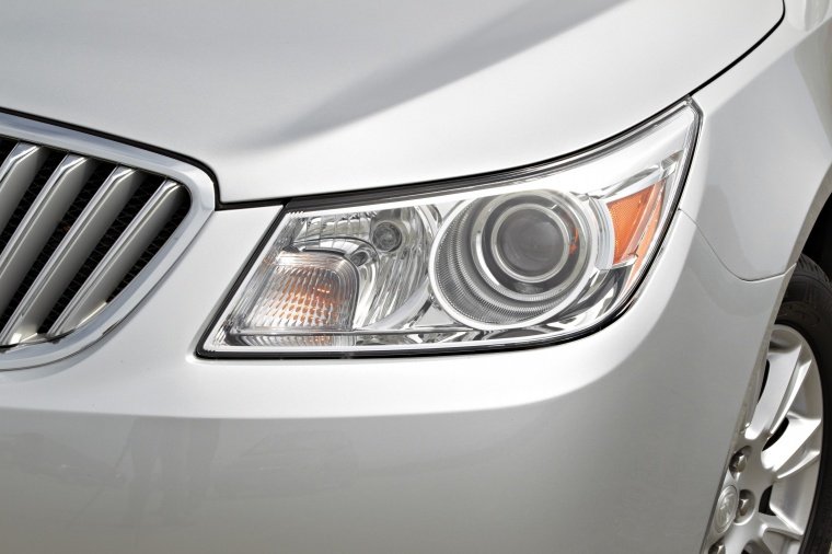 2012 Buick LaCrosse eAssist Headlight Picture