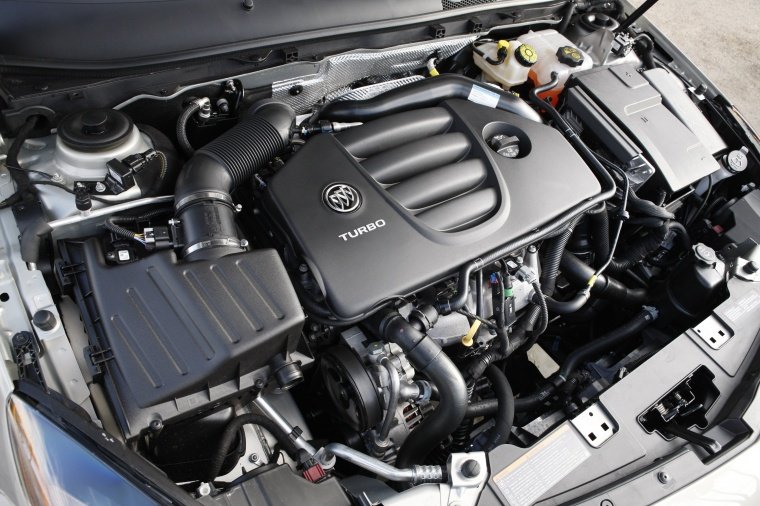 2013 Buick Regal 2.0L turbocharged 4-cylinder Engine Picture