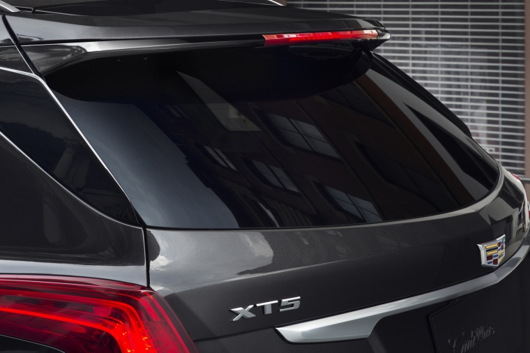 2017 Cadillac XT5 AWD Rear Spoiler Picture