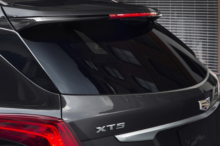 2018 Cadillac XT5 AWD Rear Spoiler Picture