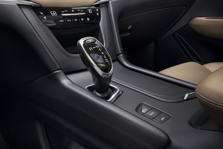 2018 Cadillac XT5 AWD Center Console Picture