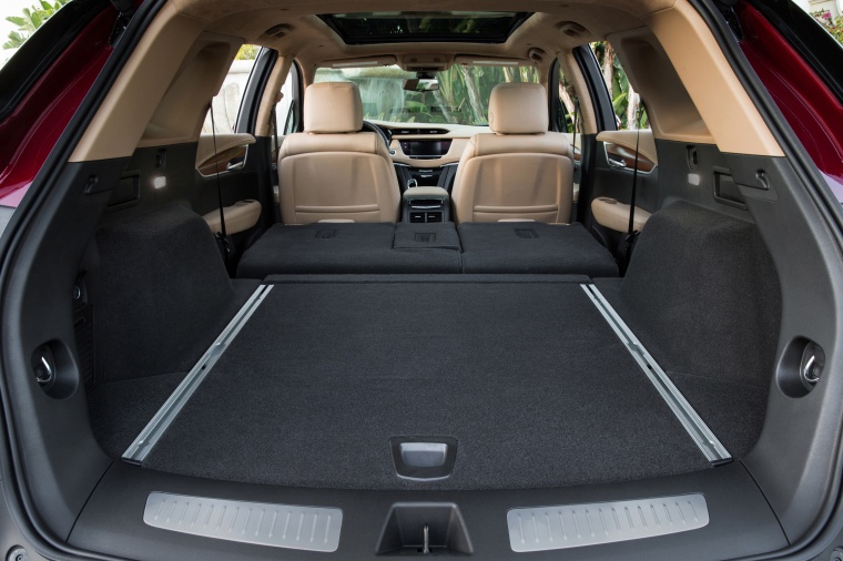 2019 Cadillac XT5 AWD Trunk Picture