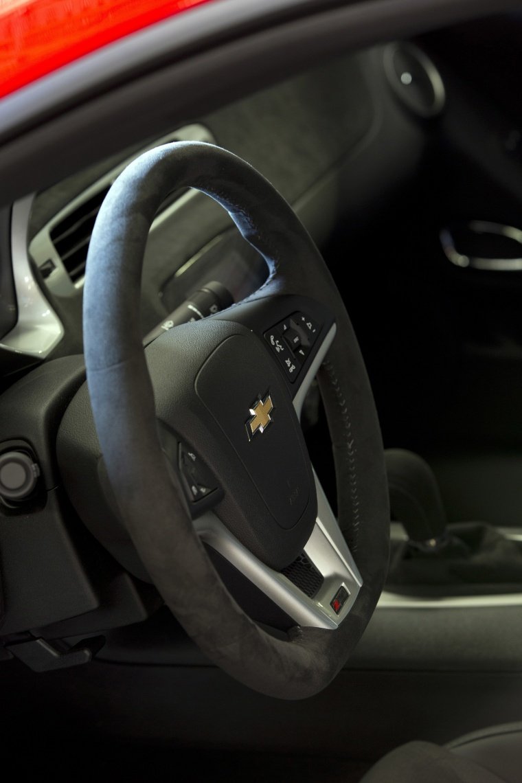 2015 Chevrolet Camaro Z/28 Coupe Steering-Wheel Picture