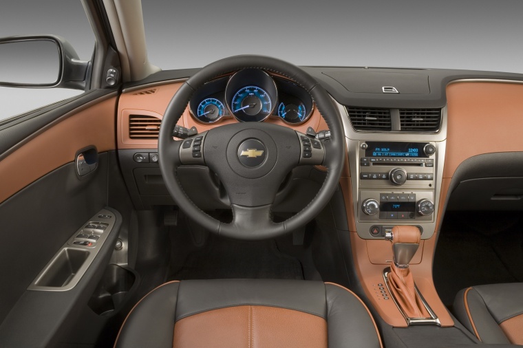 2010 Chevrolet Malibu LTZ Cockpit Picture