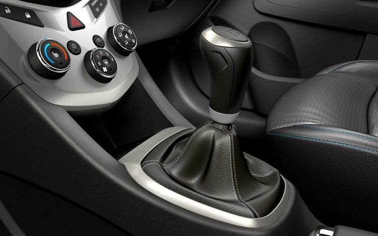 2012 Chevrolet Sonic Gear Lever Picture