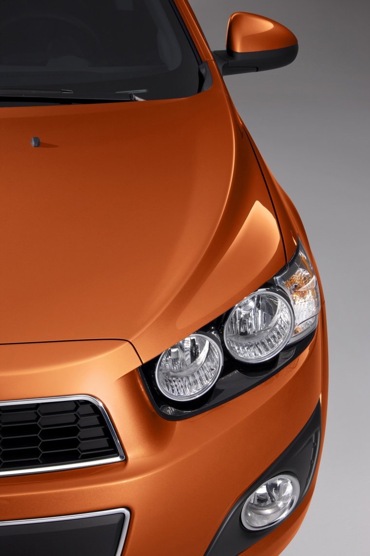 2013 Chevrolet Sonic Hatchback LTZ Headlight Picture