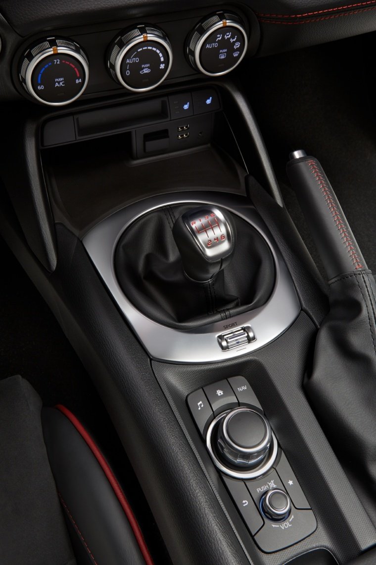 2017 Fiat 124 Spider Abarth Gear Lever Picture