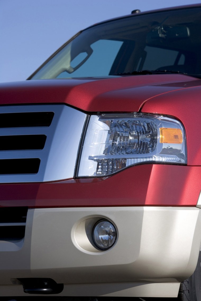 2014 Ford Expedition Headlight Picture