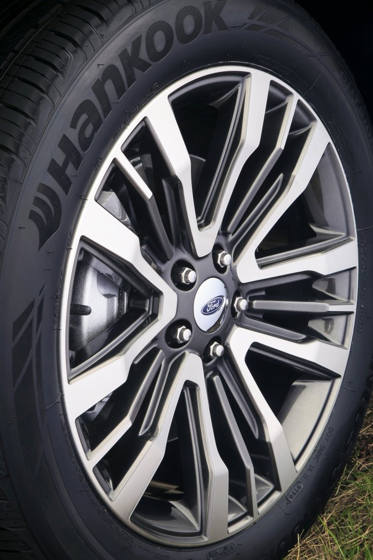 2017 Ford Explorer Platinum 4WD Rim Picture