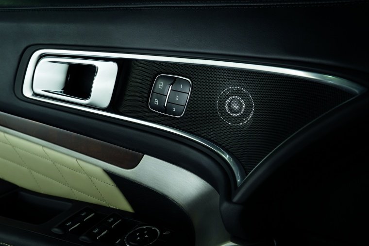 2017 Ford Explorer Platinum 4WD Door Panel Picture