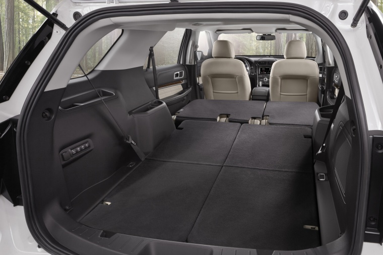 2017 Ford Explorer Platinum 4WD Trunk Picture