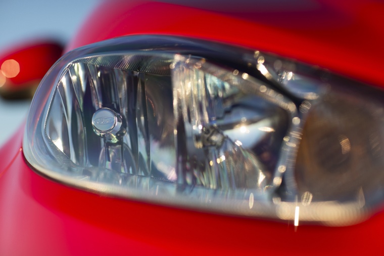 2014 Ford Fiesta Sedan Titanium Headlight Picture