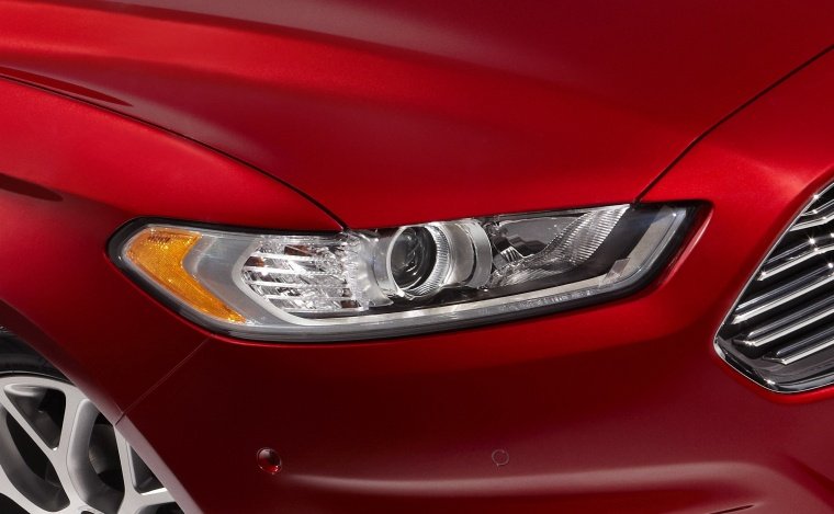 2013 Ford Fusion Titanium AWD Headlight Picture