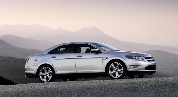 2010 Ford Taurus SHO Picture