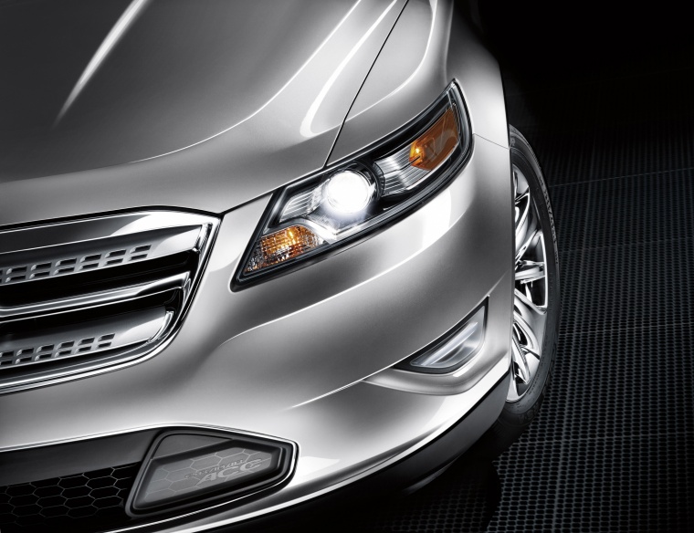 2012 Ford Taurus Headlight Picture