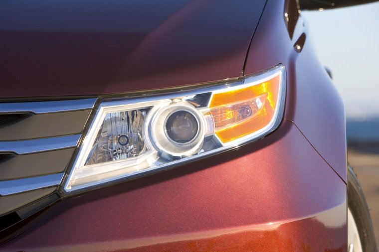 2013 Honda Odyssey Touring Headlight Picture