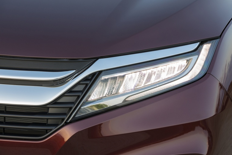 2018 Honda Odyssey Elite Headlight Picture