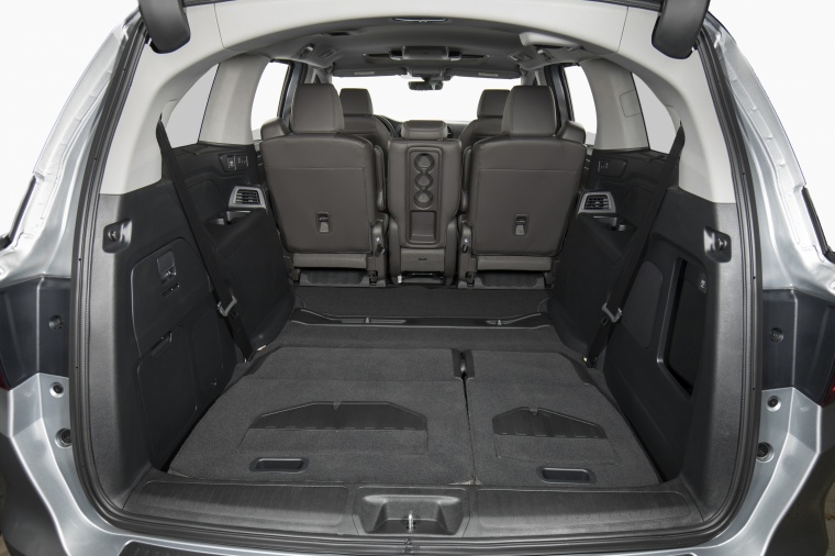 2018 Honda Odyssey Elite Trunk behind Second Row Picture