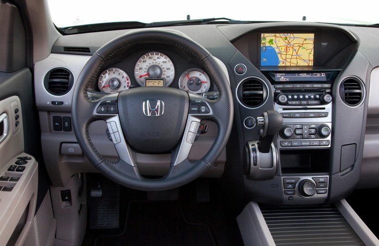 2013 Honda Pilot Touring Cockpit Picture