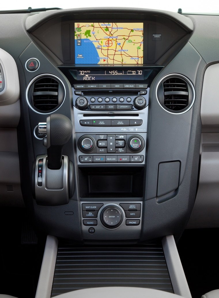 2014 Honda Pilot Touring Center Stack Picture