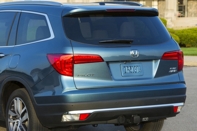 2016 Honda Pilot AWD Rear Fascia Picture