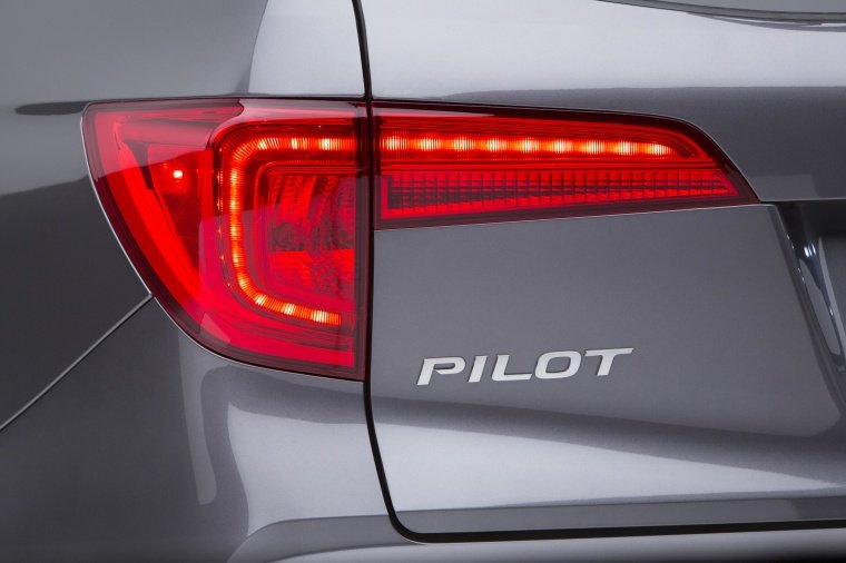 2016 Honda Pilot Tail Light Picture