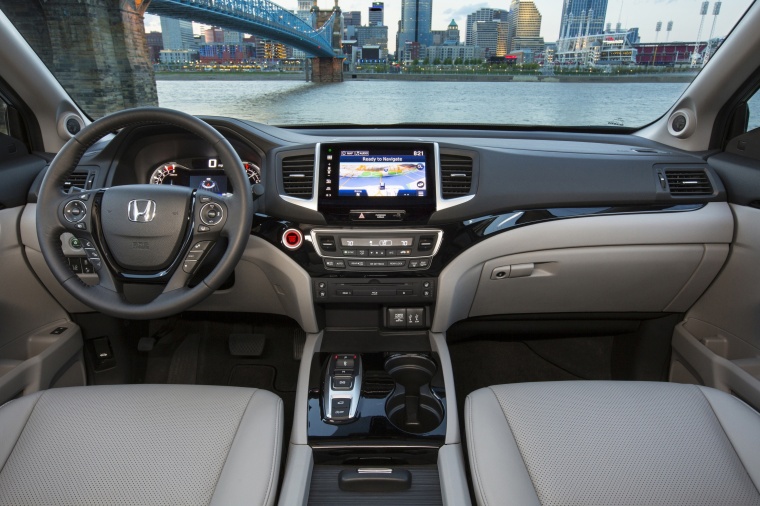 2018 Honda Pilot AWD Cockpit Picture