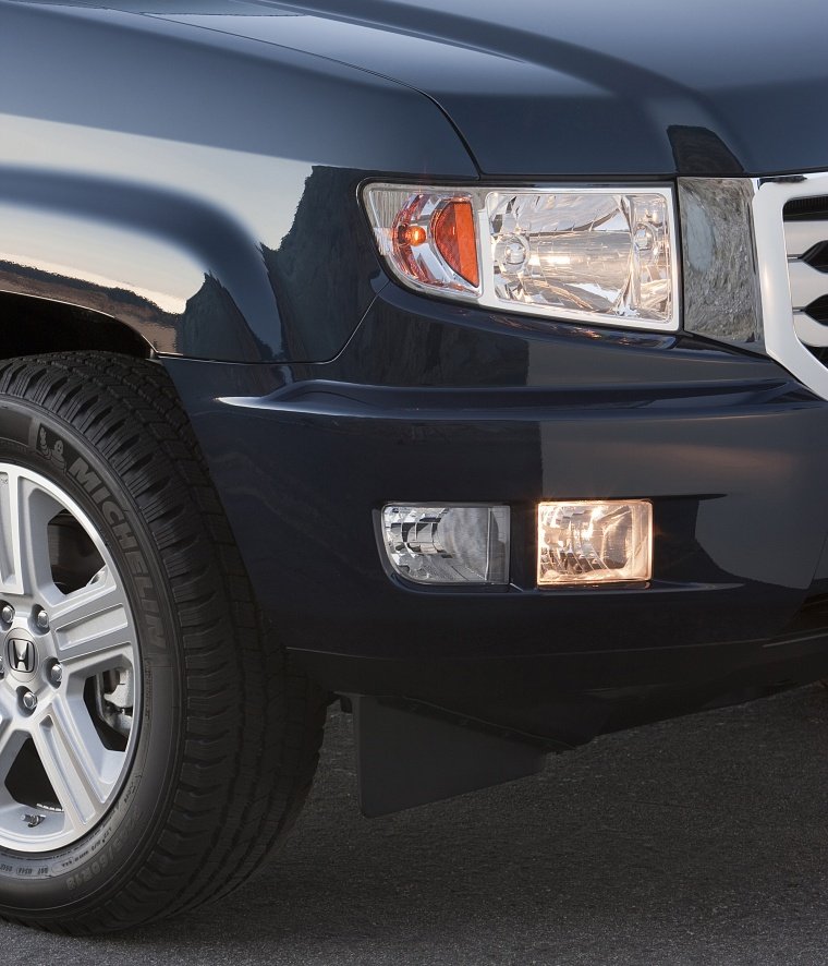 2013 Honda Ridgeline Headlight Picture