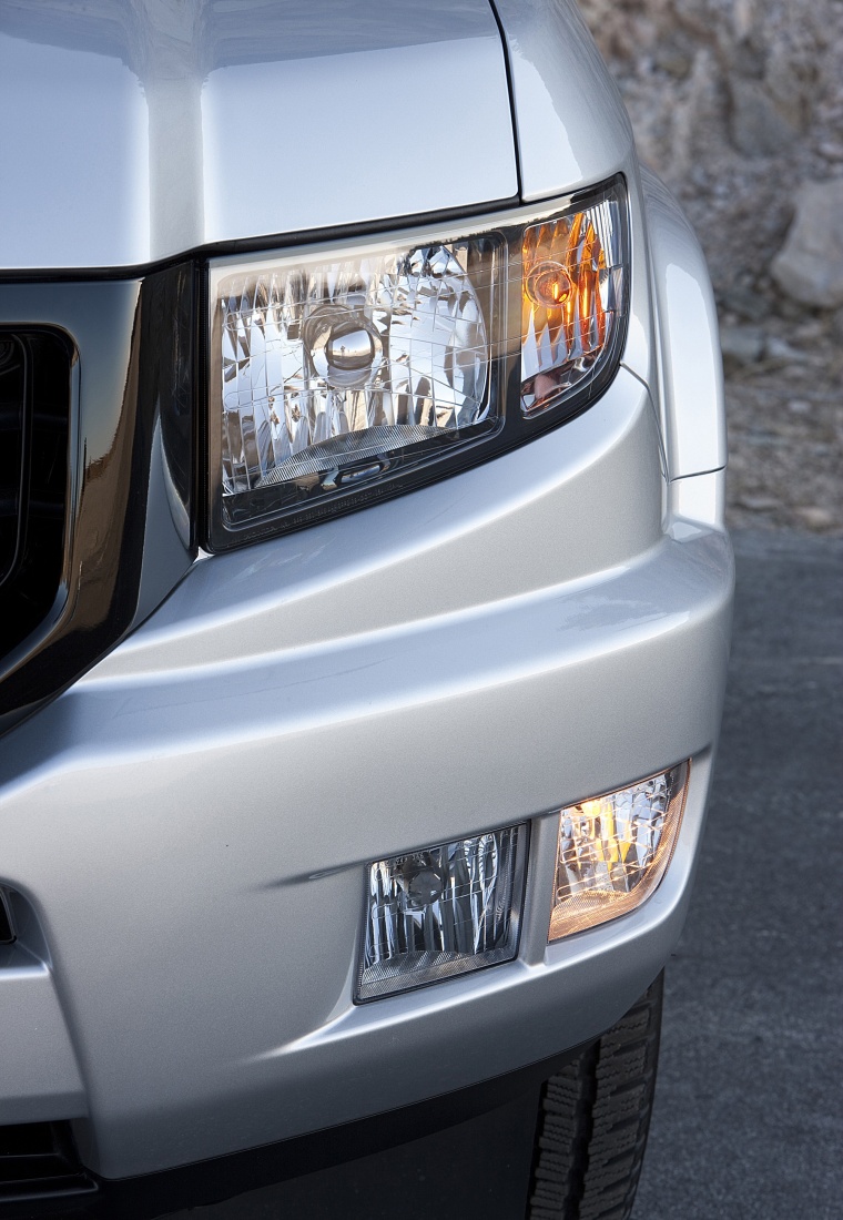 2013 Honda Ridgeline Headlight Picture