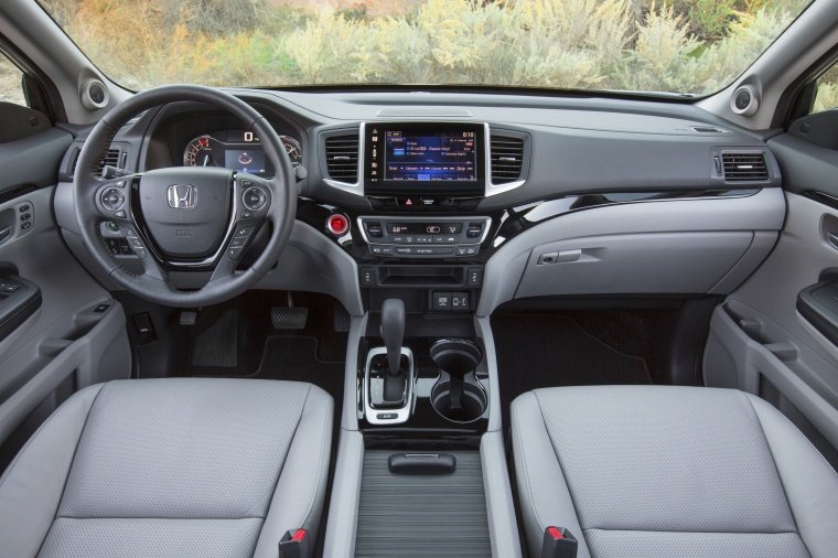 2018 Honda Ridgeline AWD Cockpit Picture