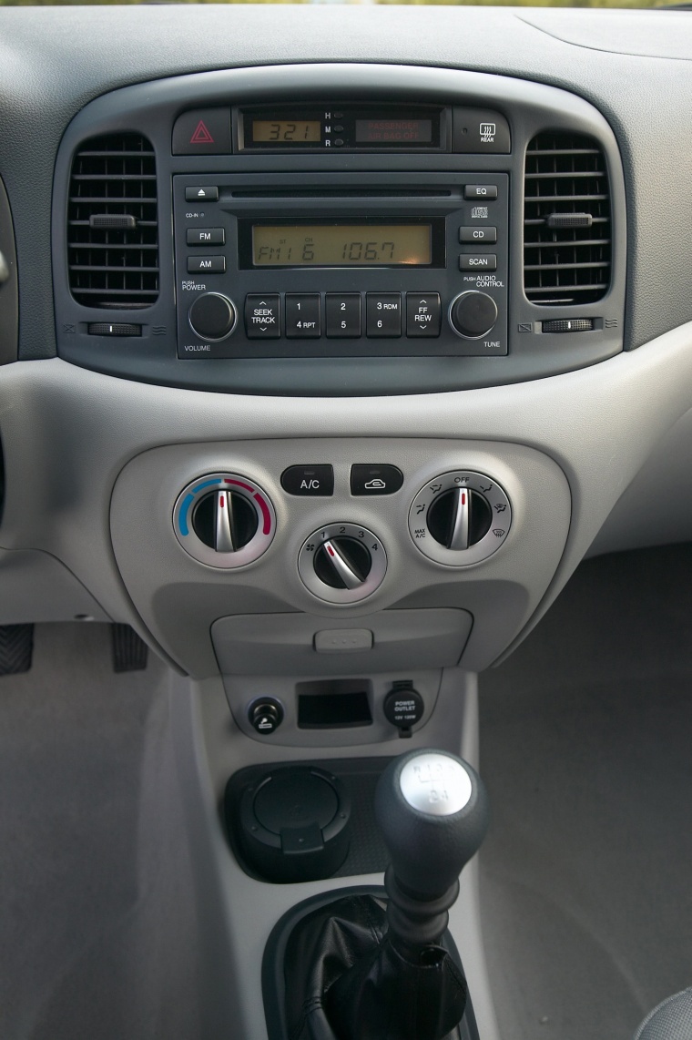 2011 Hyundai Accent Center Stack Picture