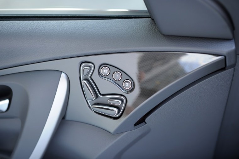 2012 Hyundai Azera Seat Adjustments Picture