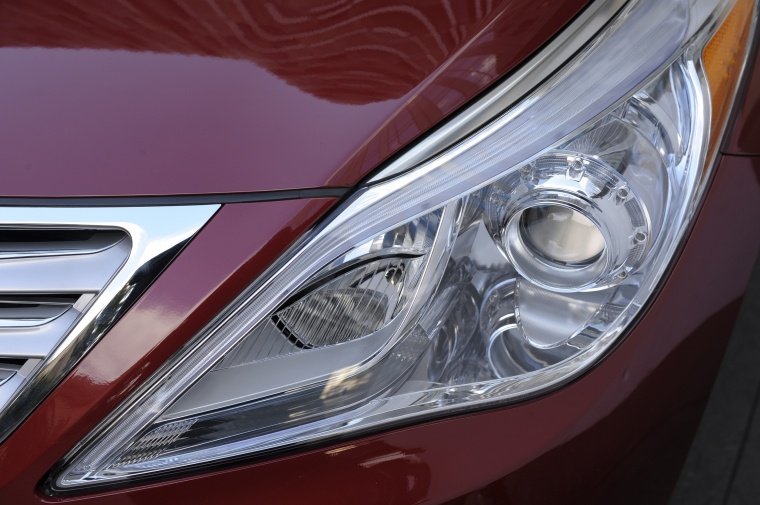 2012 Hyundai Azera Headlight Picture