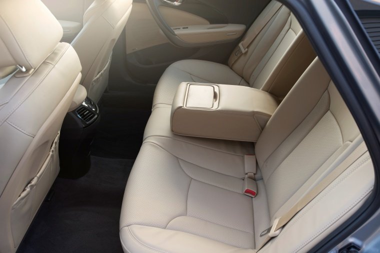 2017 Hyundai Azera Limited Rear Seats Picture