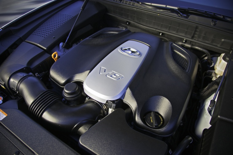 2012 Hyundai Equus 4.6-liter V8 Engine Picture