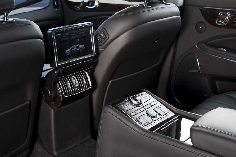 2012 Hyundai Equus Rear Screen Picture