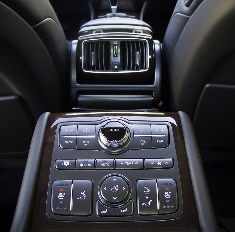 2013 Hyundai Equus Center Stack Picture