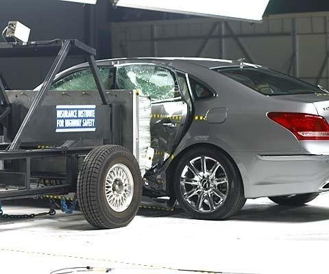 2013 Hyundai Equus IIHS Side Impact Crash Test Picture