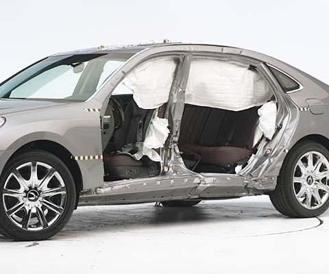2013 Hyundai Equus IIHS Side Impact Crash Test Picture