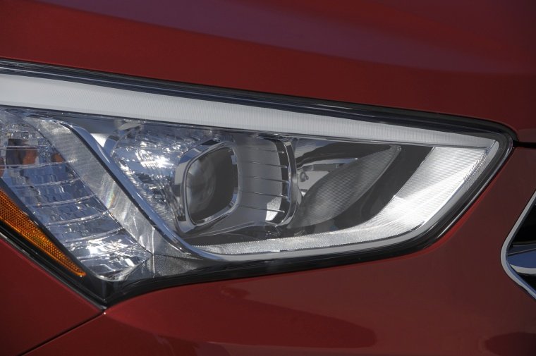 2013 Hyundai Santa Fe Headlight Picture