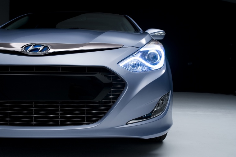 2011 Hyundai Sonata Hybrid Headlight Picture