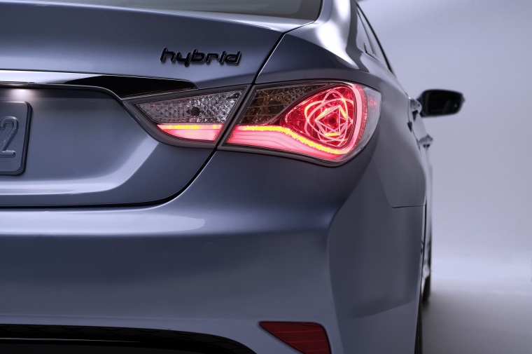 2012 Hyundai Sonata Hybrid Tail Light Picture