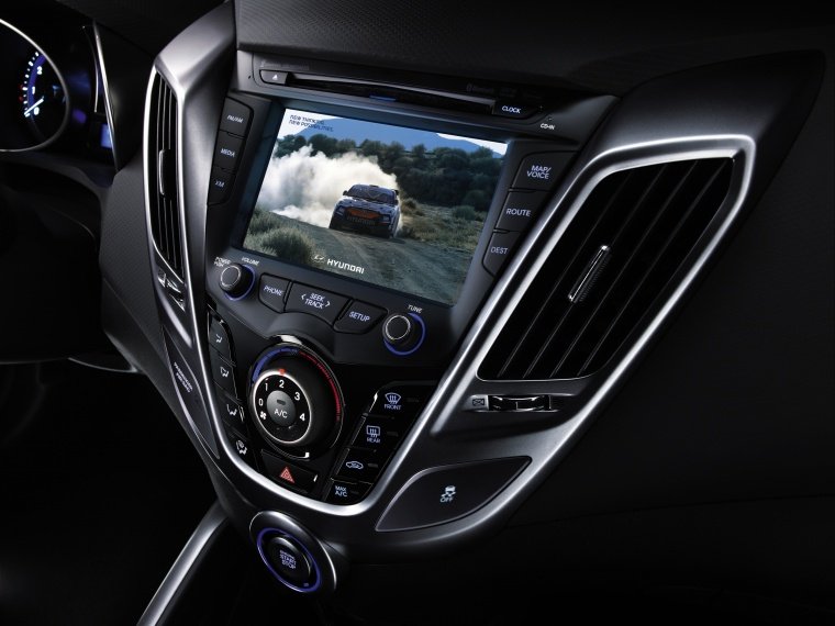 2012 Hyundai Veloster Center Stack Picture