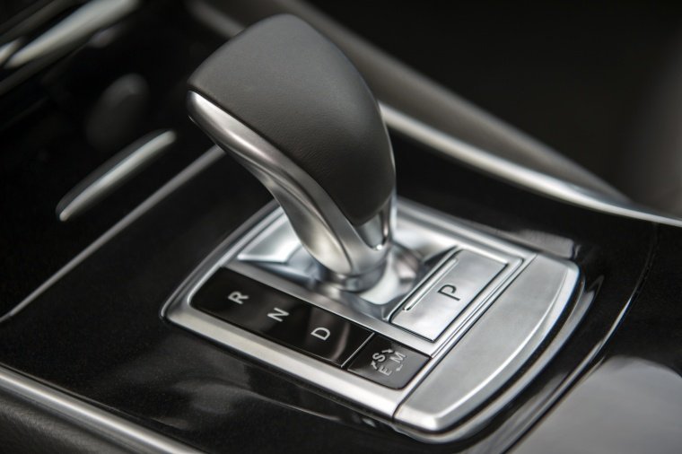 2018 Infiniti QX30S Gear Lever Picture