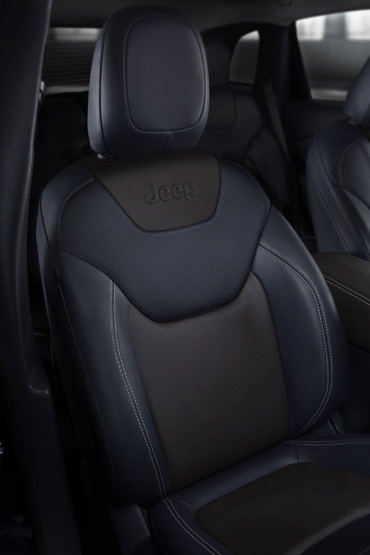 2015 Jeep Cherokee Limited 4WD Front Seat Picture