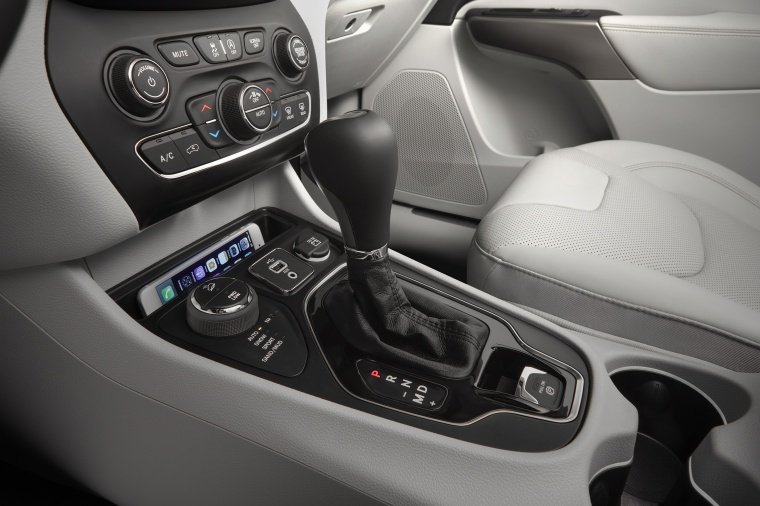 2019 Jeep Cherokee Limited 4WD Center Console Picture