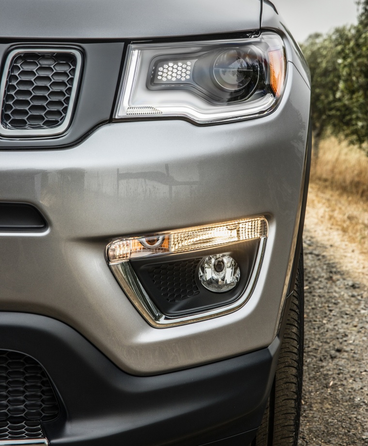 2018 Jeep Compass Limited 4WD Headlight Picture