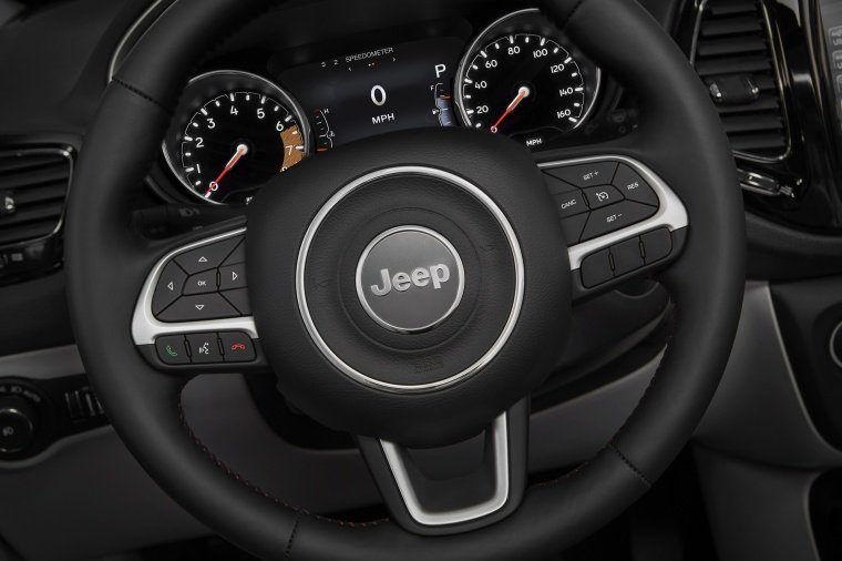 2018 Jeep Compass Limited 4WD Steering-Wheel Picture
